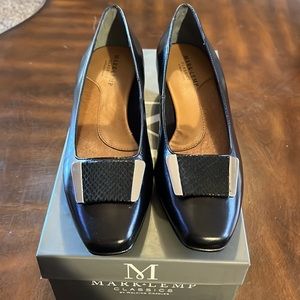 (186)NWT ladies black pumps by Mark & Kemp/Walking Cradles. Size 6 1/2